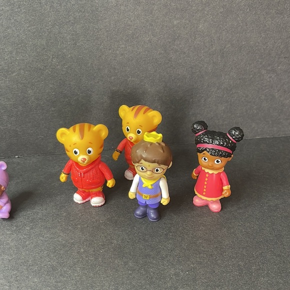 DISNEY DOC MCSTUFFIN AND FRIENDS AND DANIEL TIGERS MINI FIGURES - Picture 3 of 7